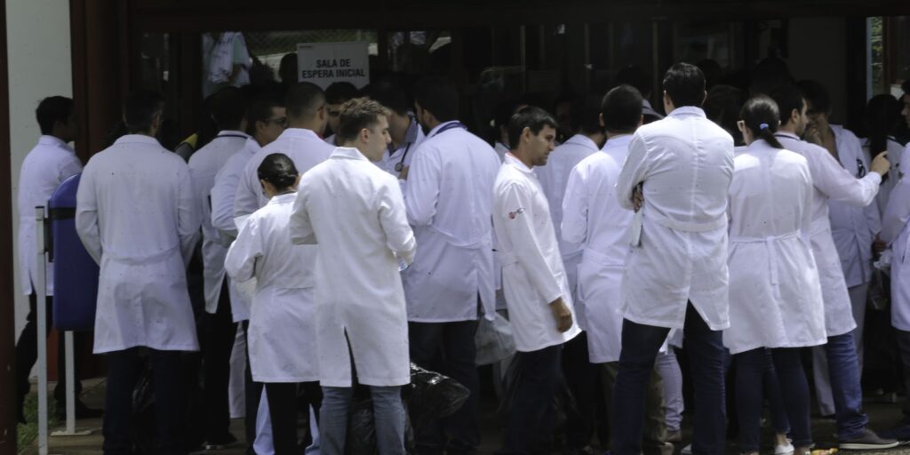 revalida-2025/2:-prazo-para-envio-de-diploma-medico-comeca-hoje