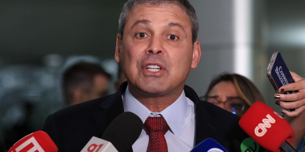 governo-deve-enviar-projeto-para-acabar-com-escala-6×1,-diz-lider