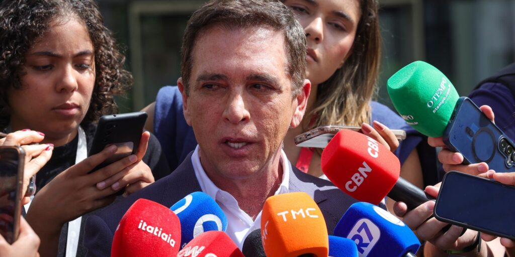 bolsonaro-recebe-alta-e-chega-em-casa-para-cumprir-prisao-domiciliar