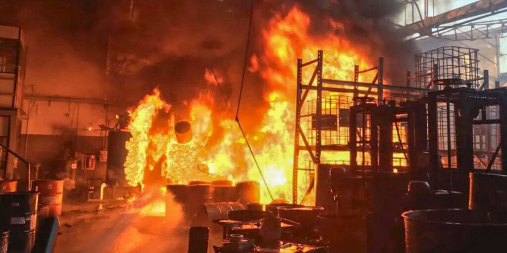 grande-incendio-atinge-distribuidora-de-tintas-em-diadema-(sp)