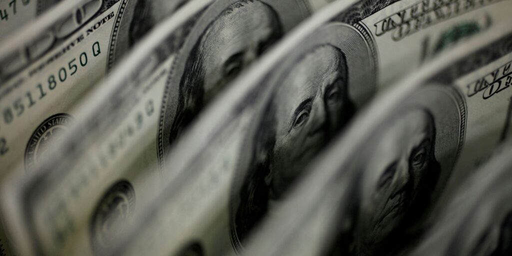dolar-cai-a-r$-4,91-e-fecha-no-menor-valor-em-27-meses