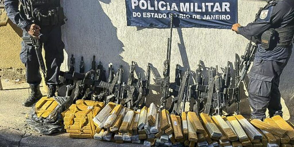 pm-apreende-16-fuzis-e-uma-metralhadora-em-operacao-no-rio 