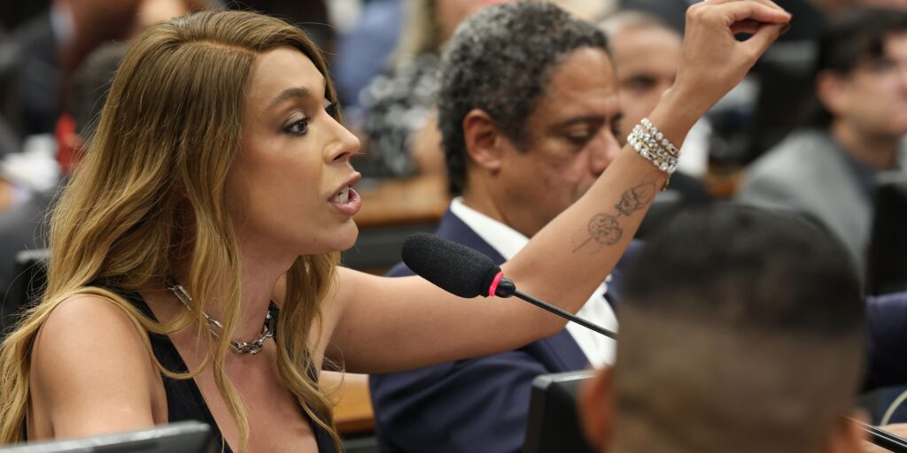 erika-hilton-rejeita-negociacao-sobre-compensacoes-na-pec-da-6×1 