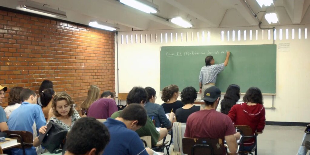 metade-dos-professores-formados-em-ead-tem-desempenho-insuficiente