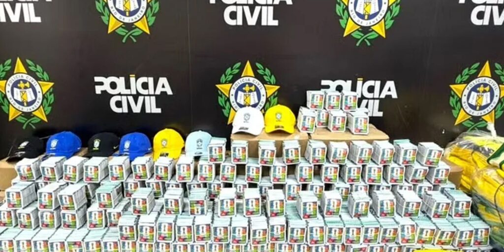 rj:-policia-apreende-mais-de-200-mil-figurinhas-falsificadas-da-copa