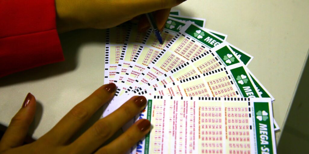 mega-30-anos-sorteia-premio-especial-de-r$-320-milhoes;-assista-aqui