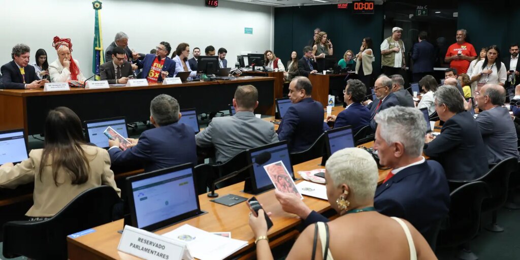 oposicao-critica-pec-do-fim-da-escala-6×1-durante-votacao-na-comissao