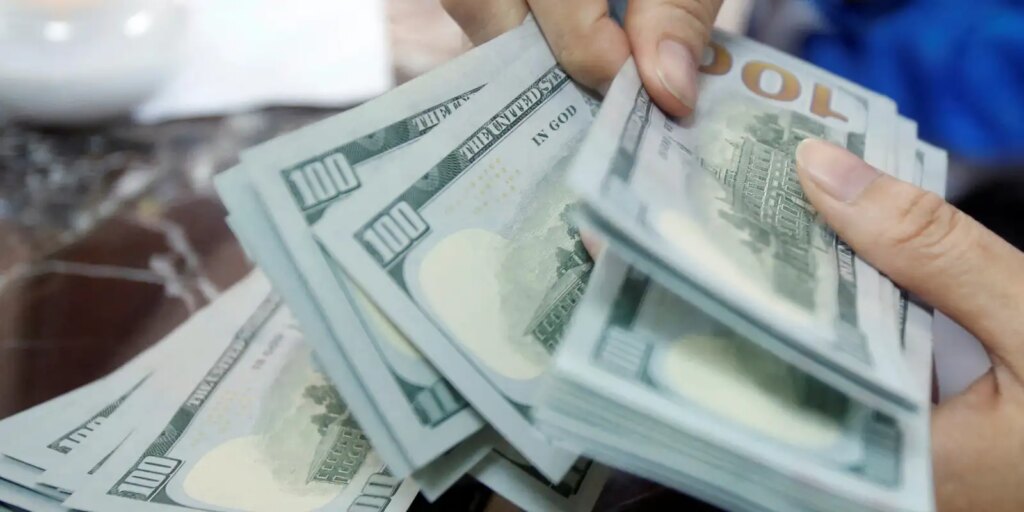 dolar-sobe-para-r$-5,06;-bolsa-cai-com-ipca-15-e-recuo-do-petroleo