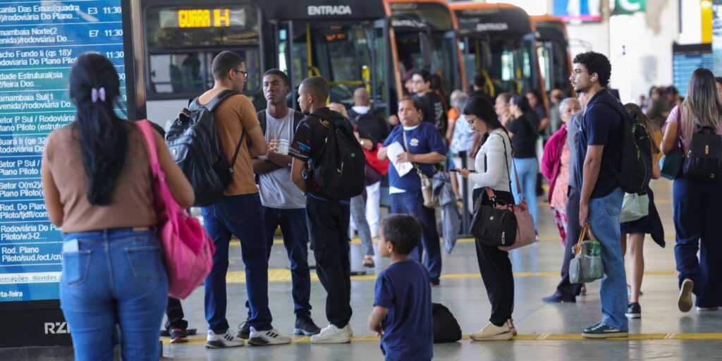 setor-de-servicos-fica-estavel-em-julho-e-sobe-2,4%-em-12-meses