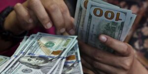 dolar-fecha-abaixo-de-r$-5-pela-primeira-vez-desde-maio