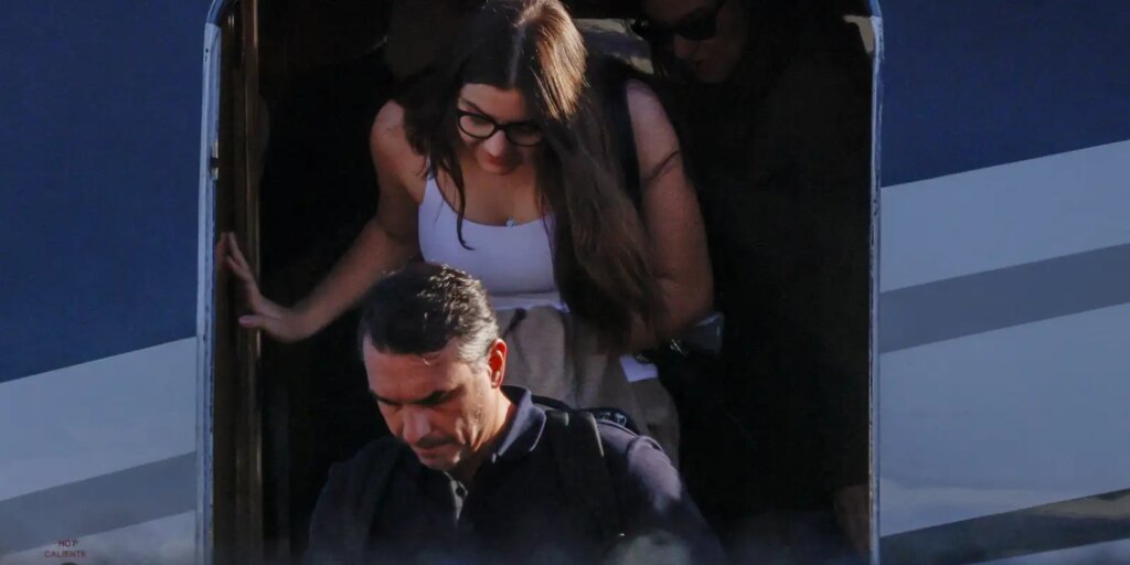 aeronave-com-flavio-bolsonaro-e-familia-pousa-nos-estados-unidos
