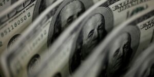 ibovespa-cai-2,68%,-e-dolar-fecha-em-leve-baixa-a-r$-5,34