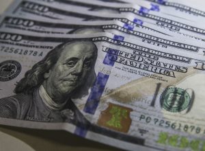 dolar-fecha-abaixo-de-r$-4,90-pela-primeira-vez-em-28-meses