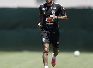 neymar-vai-a-campo-pela-primeira-vez-em-treino-da-selecao-brasileira