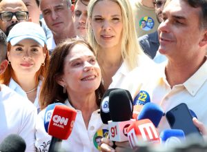 flavio-bolsonaro-faz-ato-no-rio-ao-lado-de-douglas-ruas